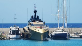 Kuşadası Marina'ya Lüks Yat Demir Attı