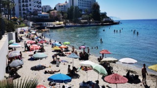 Kuşadası’nda Plajlarında İnsan Seli