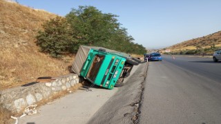 Çine'de Kamyonet Yoldan Çıkarak Devrildi