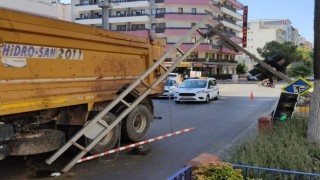 Kamyon Sürücüsü Tabelayı Devirdi