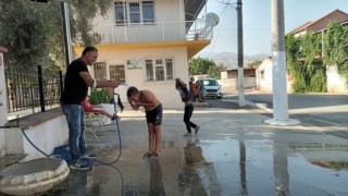 Muhtar, Bayram Öncesi Köy Meydanında Çocukları Yıkadı