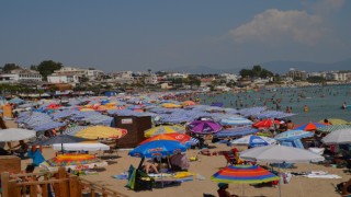 Altınkum Plajı'nda Sosyal Mesafe Unutuldu