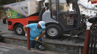 Kuşadası'nda Yağmur Suyu Mazgalları Temizlendi