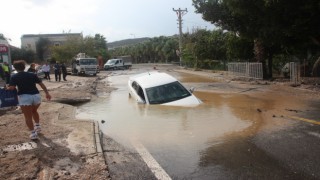 Yol Çöktü,Otomobil Çukura Düştü