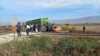 Hemzemin geçitten geçen traktöre tren çarptı