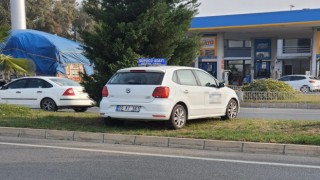 Panik yapan sürücü adayı refüje çıktı