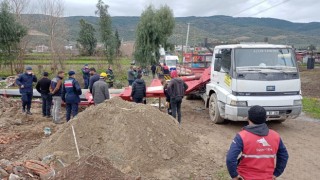 Aydınlatma direği değişirken üzerine vinç düştü