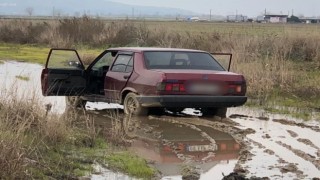 Çaldıkları otomobille çamura saplanınca polisten kaçamadılar