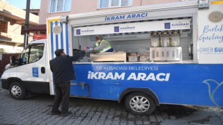 Kuşadası Belediyesi'nin sıcak çorba ikramı Kirazlı sakinlerinin içini ısıttı