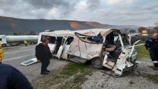   Öğrenci servisi tırla çarpıştı: 18 yaralı   