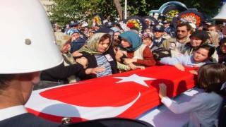 Çineli şehit özel harekat polisinin baba evine ateş düştü