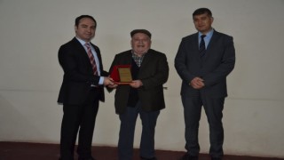 İl Sağlık Müdürü Açıkgöz hayvanseverlere plaket verdi