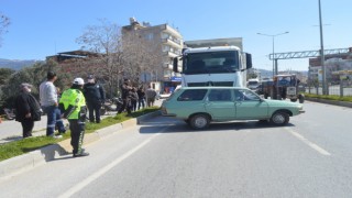 Kamyon otomobille çarpıştı, önüne katıp metrelerce sürükledi