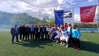 İsabeyli Şırlanspor sahasında yapılan törenle kupasına kavuştu