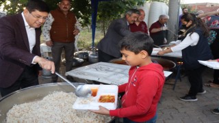 Nazilli Belediyesi iftar sofraları kurmaya devam ediyor