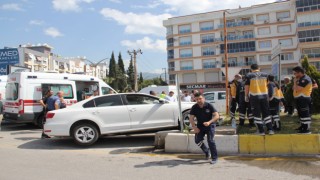 Söke'deki kazada iki araç refüje çıktı