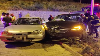 Geri manevra yapan otomobile başka bir otomobil çarptı