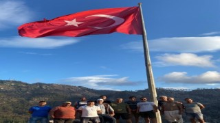 Marmarisli vatandaşlar yanan tepeye Türk Bayrağı dikti