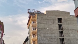 Şiddetli rüzgar apartmanın çatısını uçurdu