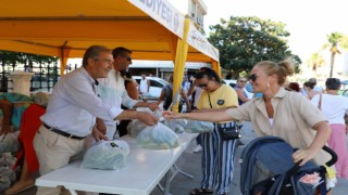 Didim Belediyesi'nin yetiştirdiği ürünler vatandaşlara dağıtıldı