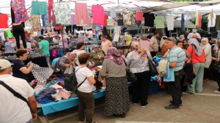 Kıyafet tezgahlarında yoğunluk yaşanıyor