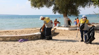 Didim plajlarında temizlik çalışması yapılıyor