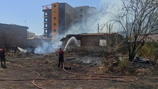 Bahçede çıkan yangın, kullanılmayan 2 evi yaktı