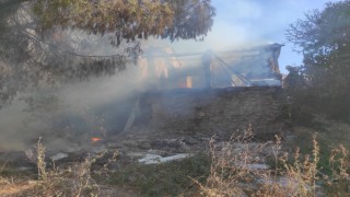 Kuşadası'nda metruk bina küle döndü