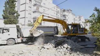 Kuşadası'nda yollar yenilenmeye devam ediyor