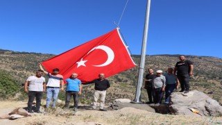 Şanlı bayrağımız Kaşıkçılarda göndere çekildi