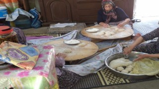 Yaşlılar için kolları sıvadılar, makarna kestiler