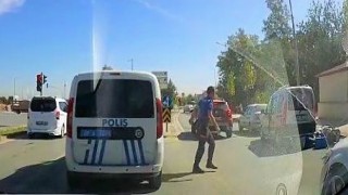 Araca çarpmamak için motosikletini devirdi