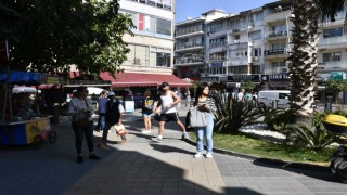 Kuşadası beşik gibi sallanıyor