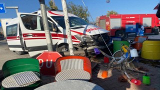 Hasta naklinden dönen ambulans ile kamyon çarpıştı: 4 yaralı