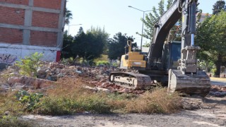 Nazilli Belediyesi tehlikeli metruk binaları bir bir yıkıyor