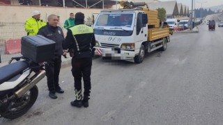 Plakayı siyah bantla değiştiren sürücü trafik polisinden kaçamadı