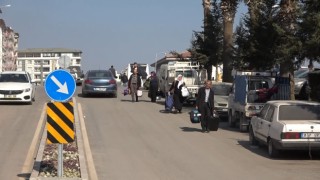 Hataylılar yerle bir olan şehirden otobüslerle terk ediyor