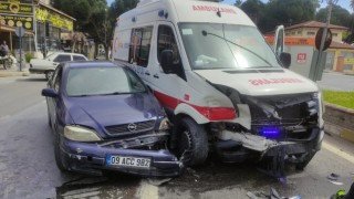 Ambulans ile otomobil çarpıştı: 1 yaralı