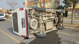 Devrilen araçtan burnu bile kanamadan çıktı