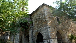 200 yıllık tarihi kilise, defineciler ve bakımsızlığın kurbanı oluyor