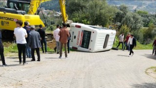 Freni boşalan minibüs yol kenarına devrildi