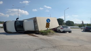 Zincirleme kazaya karışan araç, yoldan geçen otomobilin üzerine devrildi