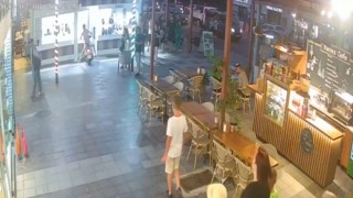 Alkollü turist motosikleti ile kuyumcu dükkanına daldı