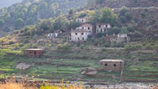 Barajın su seviyesi düştü, tarihi köy evleri ortaya çıktı