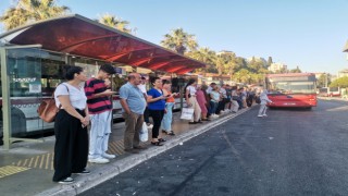 İzmir’de duraklarda ve trafikte grev yoğunluğu