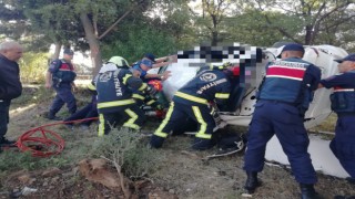 Motosiklet ile çarpışan otomobil mezarlığa uçtu: 2 ölü, 1 yaralı