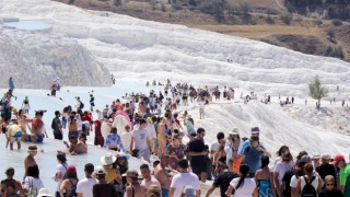 Pamukkale’nin ziyaretçi sayısı her geçen gün artıyor