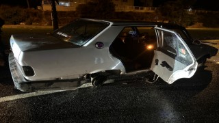 Kaldırıma çarpan otomobilin tekerlekleri yerinden çıktı