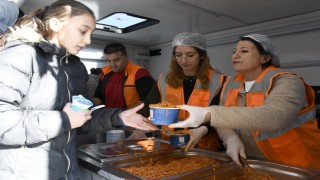 Kuşadası Belediyesi'nden makarna ve ayran ikramı