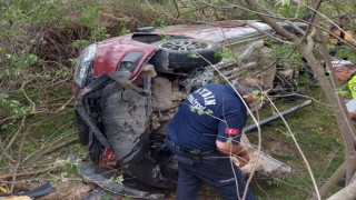 Lastiği patlayan araç takla atıp şarampole devrildi: 1 ölü, biri bebek 2 kişi yaralı